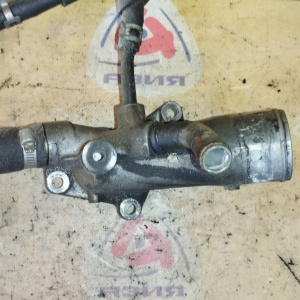 Тройник Isuzu/Nissan Elf NKR81 4HL1/4HF1 низ. с блока на радиатор АЛЮМИНИЙ