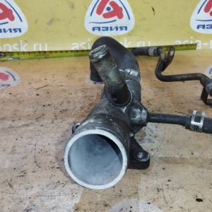 Тройник Isuzu/Nissan Elf NKR81 4HL1/4HF1 низ. с блока на радиатор АЛЮМИНИЙ