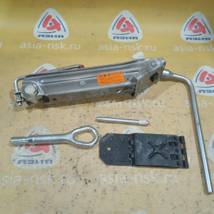 Набор инструмента Mercedes A2206280135 C-Class W203 Комплект (крюк, балонник, домкрат, противооткатка, направляющая)