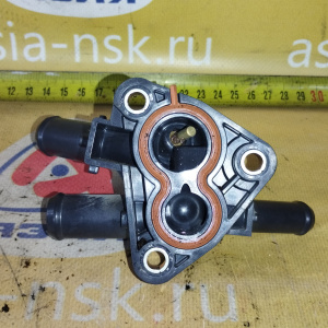 Тройник Toyota 16305-24010 RAV4 MXAA52 M20A-FKS L F пластик на гбц с датчиком температуры