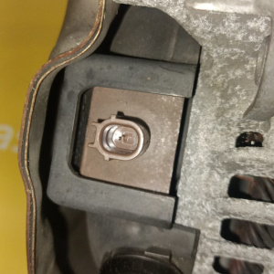 Генератор Honda R20A CR-V RM1 1 конт. 6 ручейков пластиковая крышка 104210-1540