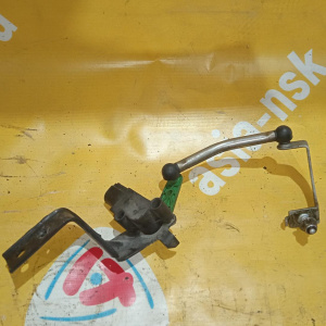 Датчик уровня кузова Volkswagen Tiguan AD1 DFG перед, прав с креплением спереди справа 5Q0412522C '2019