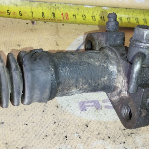 Рабочий цилиндр сцепления Suzuki Escudo TD52W J20A RHD чугун устанавливается с правой стороны