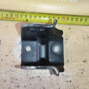 Крепление подушки ДВС Toyota 4A/5A 2WD a/t перед. A131L F ( H )
