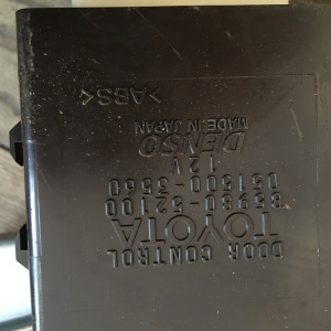 Блок управления дверьми Toyota Vitz/Platz NCP10 перед, прав 85980-52100