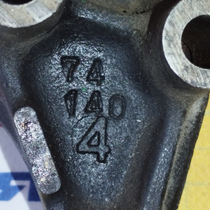 Крепление подушки ДВС Toyota 3S-FE Caldina ST191/ST195/ST215/SXM15/SXN15/SXA10/ST202 '1996- 2WD/4WD перед, прав 12315-74140