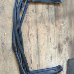 Уплотнительная резинка кузова Toyota Chaser GX100 прав+лев