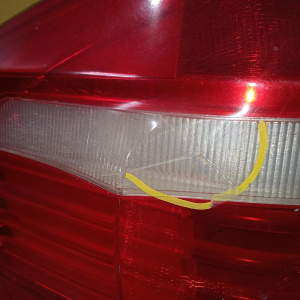 Стоп BMW X5 E70 '2007 L трещины и скол на стекле, сломан цоколь 63217200817