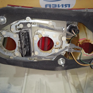 Стоп BMW X5 E70 '2007 L трещины и скол на стекле, сломан цоколь 63217200817