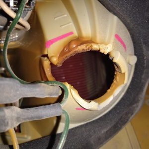 Стоп BMW X5 E70 '2007 L трещины и скол на стекле, сломан цоколь 63217200817