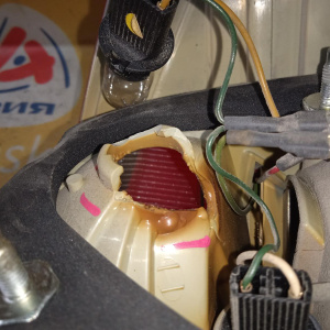 Стоп BMW X5 E70 '2007 L трещины и скол на стекле, сломан цоколь 63217200817