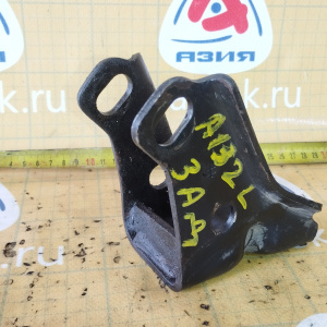 Крепление подушки ДВС Toyota 2E Corolla EE90 2WD a/t зад. A132L без бокового крепления R ( иероглиф )