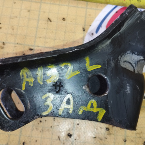 Крепление подушки ДВС Toyota 2E Corolla EE90 2WD a/t зад. A132L без бокового крепления R ( иероглиф )