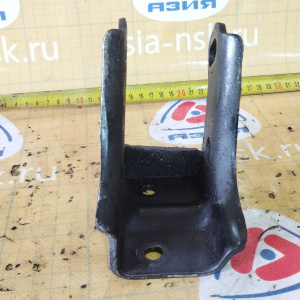 Крепление подушки ДВС Toyota 2E Corolla EE90 2WD a/t зад. A132L без бокового крепления R ( иероглиф )