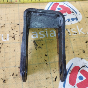 Крепление подушки ДВС Toyota 2E Corolla EE90 2WD a/t зад. A132L без бокового крепления R ( иероглиф )