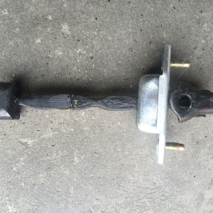 Ограничитель двери Toyota Vista/Vista Ardeo SV50 перед, лев