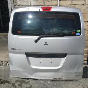 Дверь задняя MITSUBISHI Delica VM20 дефект