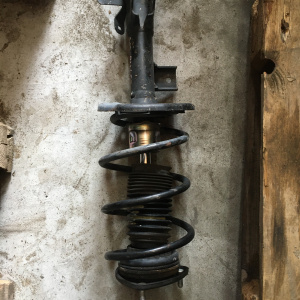 Стойка Mazda BM6FJ Axela перед, лев