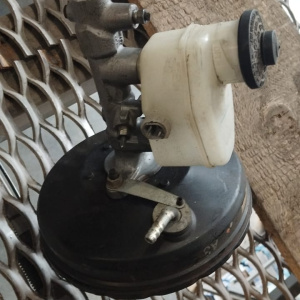 Главный тормозной цилиндр TOYOTA EXZ10 Raum с вакуумником