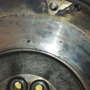 Маховик Subaru EJ20Y Legacy BP5 m/t обратный выжим, + корзина ( трещины на маховике ) диаметр диска 230 мм. ( 91 )