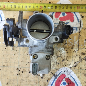 Заслонка дроссельная Toyota 3S-FE/4S-FE Ipsum ST190/SV40/ST200/ST210/SXM10/SXA10 22210-7A560 ПРОБЕГ 23 т. км. 3 болта ( кат.)( датчик х/х 22270-74270