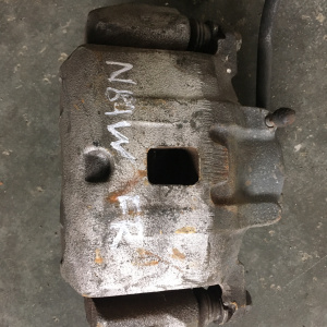 Суппорт Mitsubishi N84W Chariot Grandis перед, прав 6043