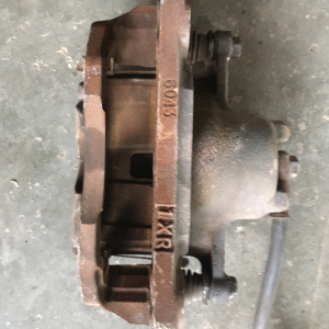 Суппорт Mitsubishi N84W Chariot Grandis перед, прав 6043