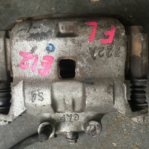 Суппорт Nissan E12 Note перед, лев