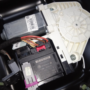 Дверь боковая Volkswagen Passat B6/3C2/3C5 '2007 перед, лев в сборе (дефект, вмятина)