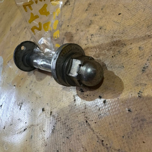 Болт регулировочный Nissan Juke NF15 На задние тяги