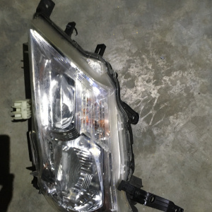 Фара Nissan 100-23097 лев Serena C26 дефект стекла