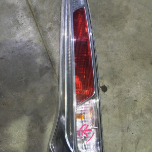 Стоп Nissan 220-23096 L Serena C26 дефект стекла