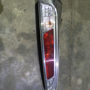 Стоп Nissan 220-23096 L Serena C26 дефект стекла
