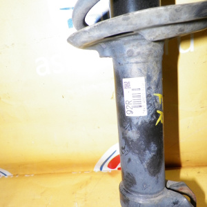 Стойка Toyota NHP10 Aqua перед, прав