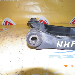 Рычаг Toyota NHP10 Aqua/Prius C перед, лев