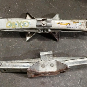 Домкрат Toyota Chaser/Cresta/Mark II GX80 09111-22020