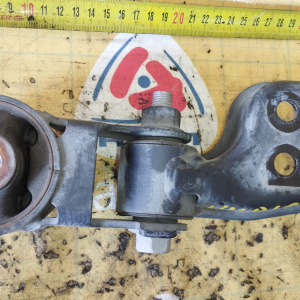 Подушка двигателя Toyota 1NZ-FXE Corolla Fielder NKE165/NHP10 зад низ две части на балку и кпп R ( A2 / 8165H 010 ) 12363-21160 + ( A3 / 12363-33020 )