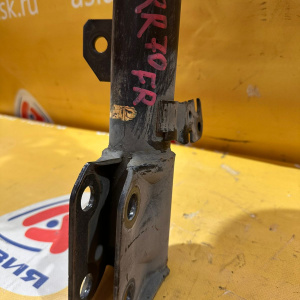 Стойка Toyota ZRR70 Noah/Voxy перед, прав