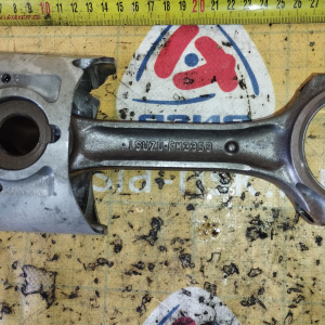Поршень с шатуном Isuzu 4JG2 Elf диаметр 56/34мм. длина 123 мм. не турбо ПОРШЕНЬ С ДЕФЕКТОМ ПОДГОРЕЛ FM3359