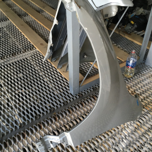 Крыло SUZUKI Grand Escudo TD94W '2008 перед, лев с зеркалом (без отверстия) дефект