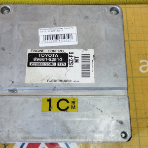 Компьютер ДВС Toyota Vitz 89661-52510 1SZ-FE SCP10 2WD m/t разъёмы компьютера в 4 ряда