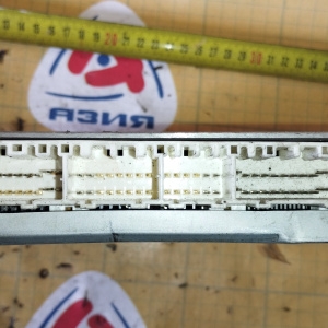 Компьютер Toyota Vitz 89661-52020 / 211000-7430 1SZ SCP10 разъёмы компьютера в 2 ряда