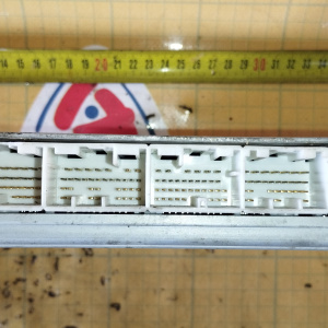 Компьютер Toyota Vitz 89661-5C280 1SZ SCP10 2WD m/t разъёмы компьютера в 4 ряда