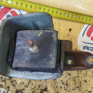 Подушка двигателя Toyota 5K/7K Lite Ace Noah KR42 перед, лев 12362-13031 / 12362-13020 / 12362-13040