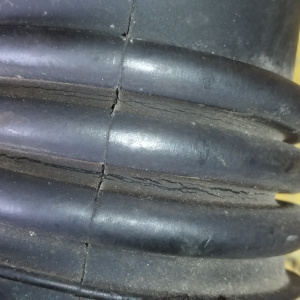 Гофра впускного коллектора Toyota 4E/5E Corolla EE111 резиновая ТРЕЩИНЫ 17881-11460/17880-11260