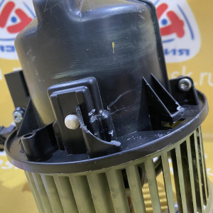 Моторчик печки Land Rover LR2/L359 Freelander '2007 правый руль (дефект крепления) LR009739