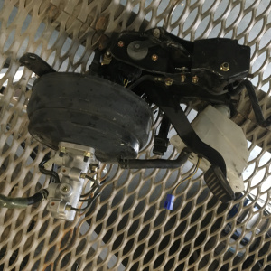 Главный тормозной цилиндр Mitsubishi Canter FE82DE с вакуумником и педалью тормоза