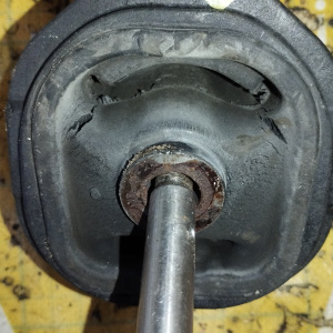 Подушка двигателя Honda K24A CR-V RE3/RE4 низ, косточка ДЕФЕКТ зад, прав н 50890-SWA-A81 (1L0C16)