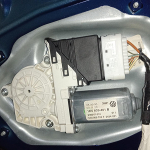 Дверь боковая Volkswagen Jetta 1K2 '2006 зад, лев LD5Q В сборе 1K5833301P, 1K5833105E