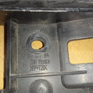 Крепление бампера Volkswagen Jetta 1K2 '2006 направляющая справа перед, прав 1K0807184